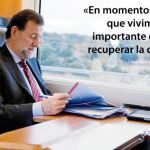 El candidato del PP, Mariano Rajoy, en el AVE, camino de Córdoba