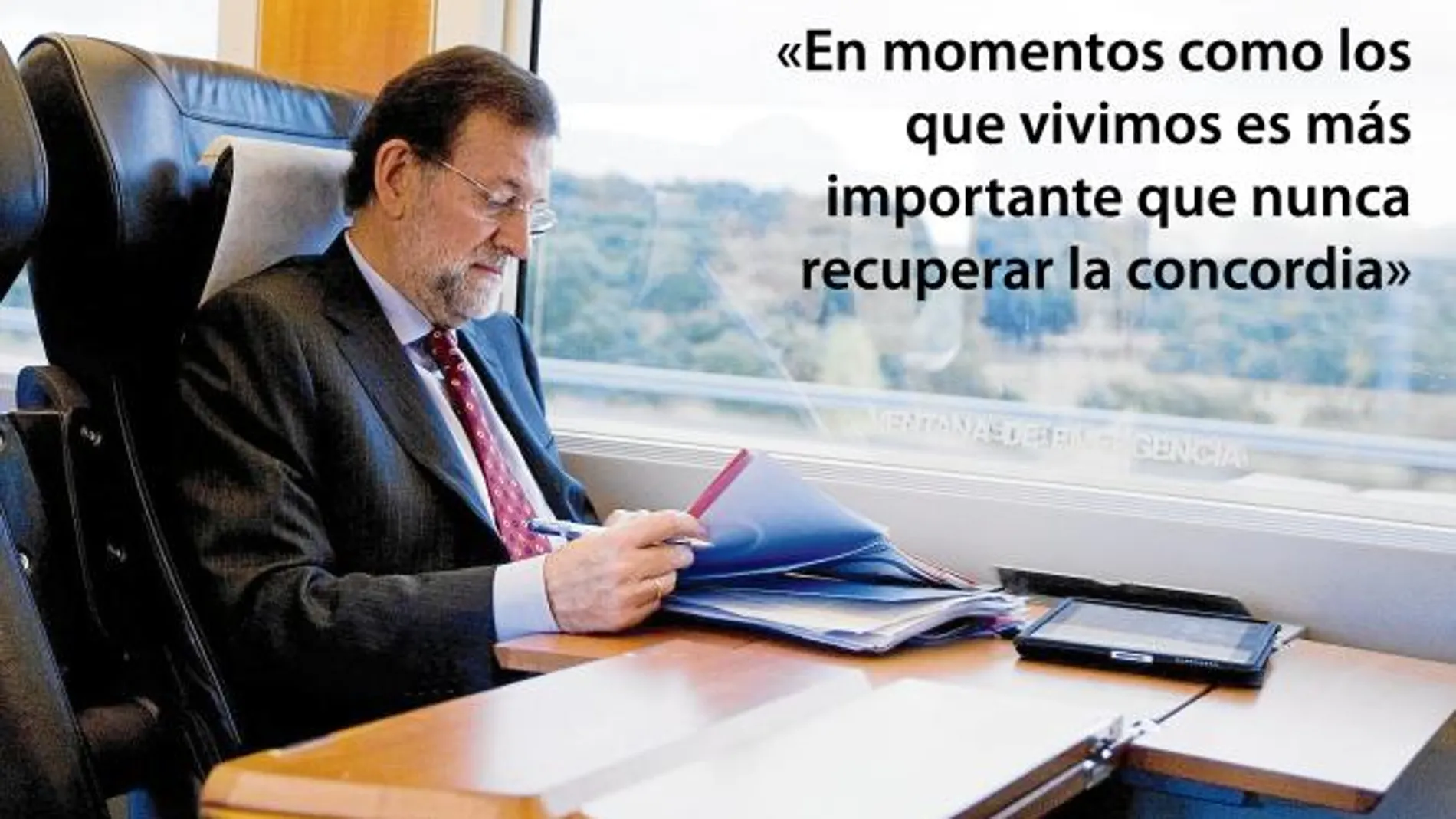 El candidato del PP, Mariano Rajoy, en el AVE, camino de Córdoba