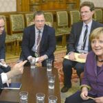 Mariano Rajoy y Angela Merkel se reunieron ayer en Bucarest. Durante los 35 minutos que duró su encuentro no hablaron del rescate