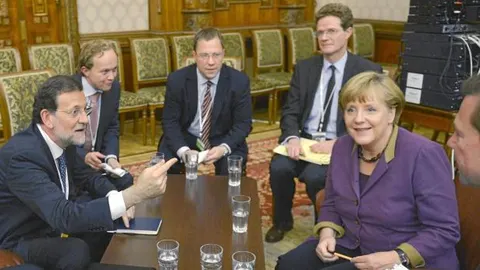 Mariano Rajoy y Angela Merkel se reunieron ayer en Bucarest. Durante los 35 minutos que duró su encuentro no hablaron del rescate
