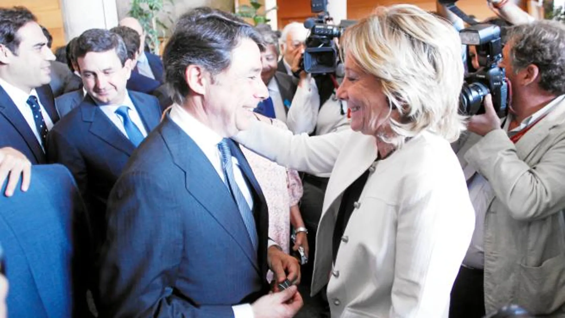 El presidente en funciones se emocionó al agradecer a Esperanza Aguirre «su confianza y cariño».