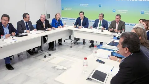 Zoido, flanqueado por Carlos Rojas y José Luis Sanz, se reunió ayer con el equipo económico de su partido