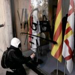 Un manifestante realiza pintadas en la Bolsa de Barcelona en la jornada de huelga universitaria