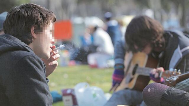 Girona multará a los menores que fumen o beban alcohol por la calle