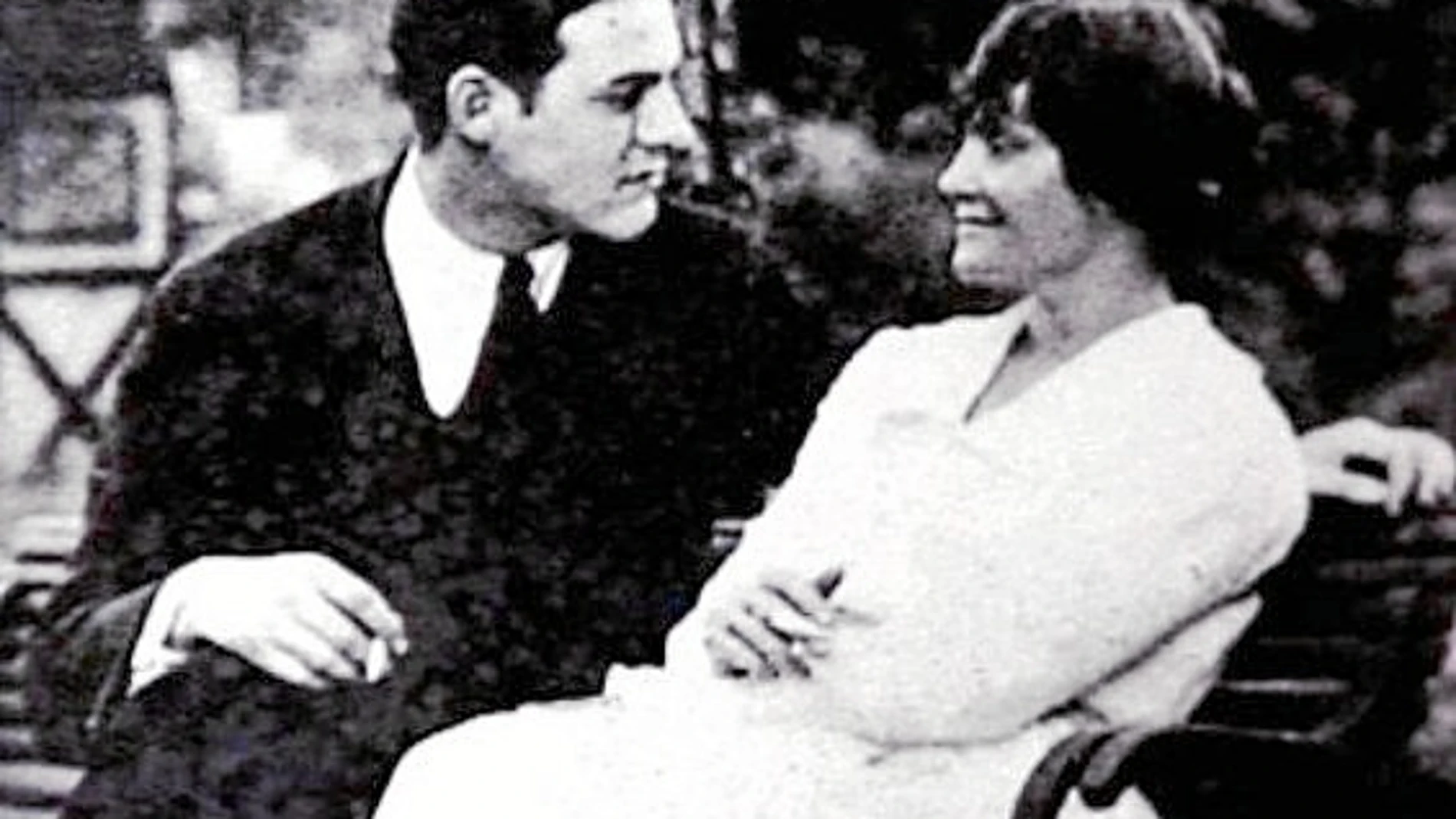 Un jovencísimo Hemingway y su primera mujer, una persona muy valiosa que le ayudó a forjar su carrera