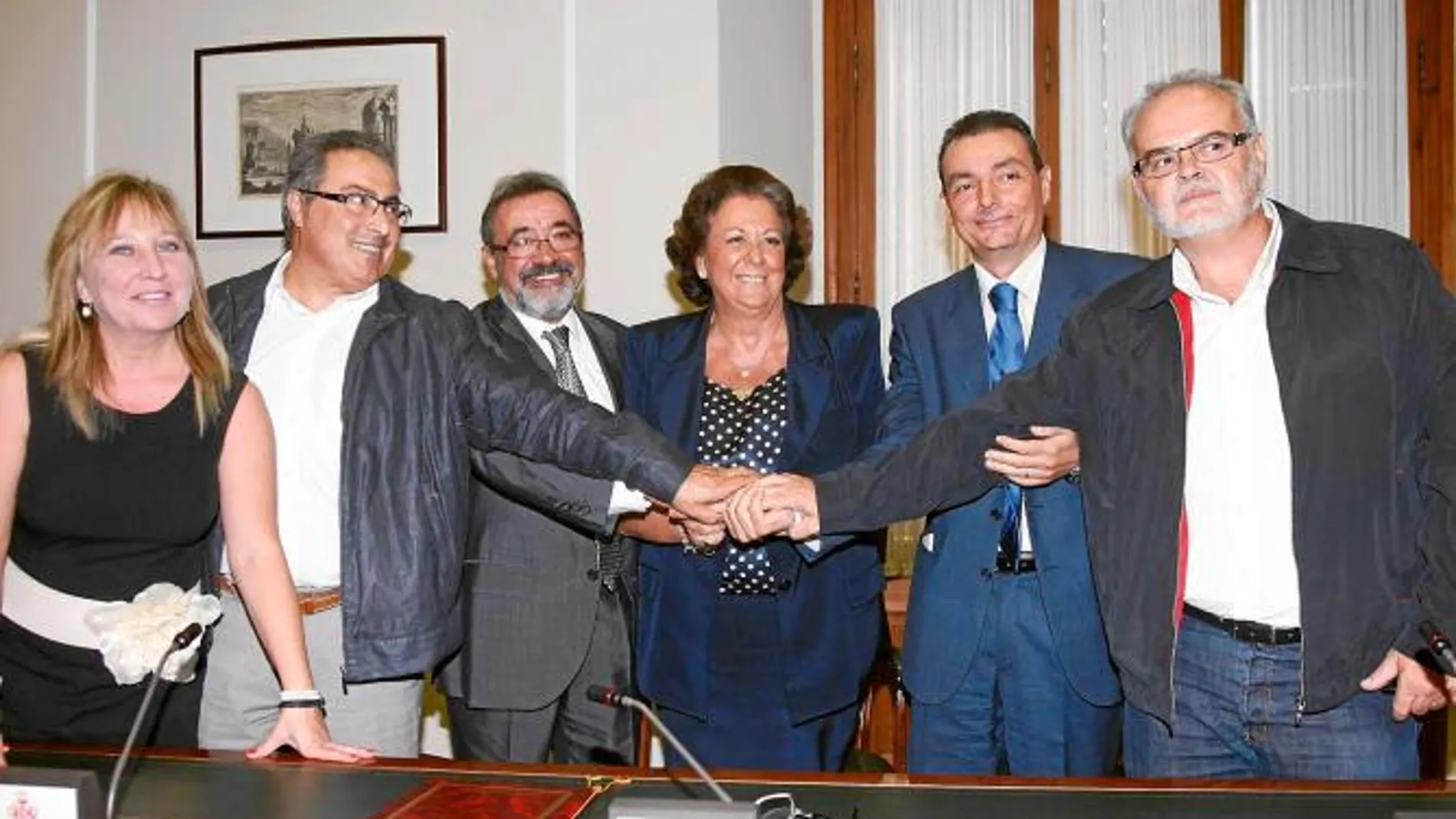 La alcaldesa de Valencia junto a la patronal valenciana y los sindicatos