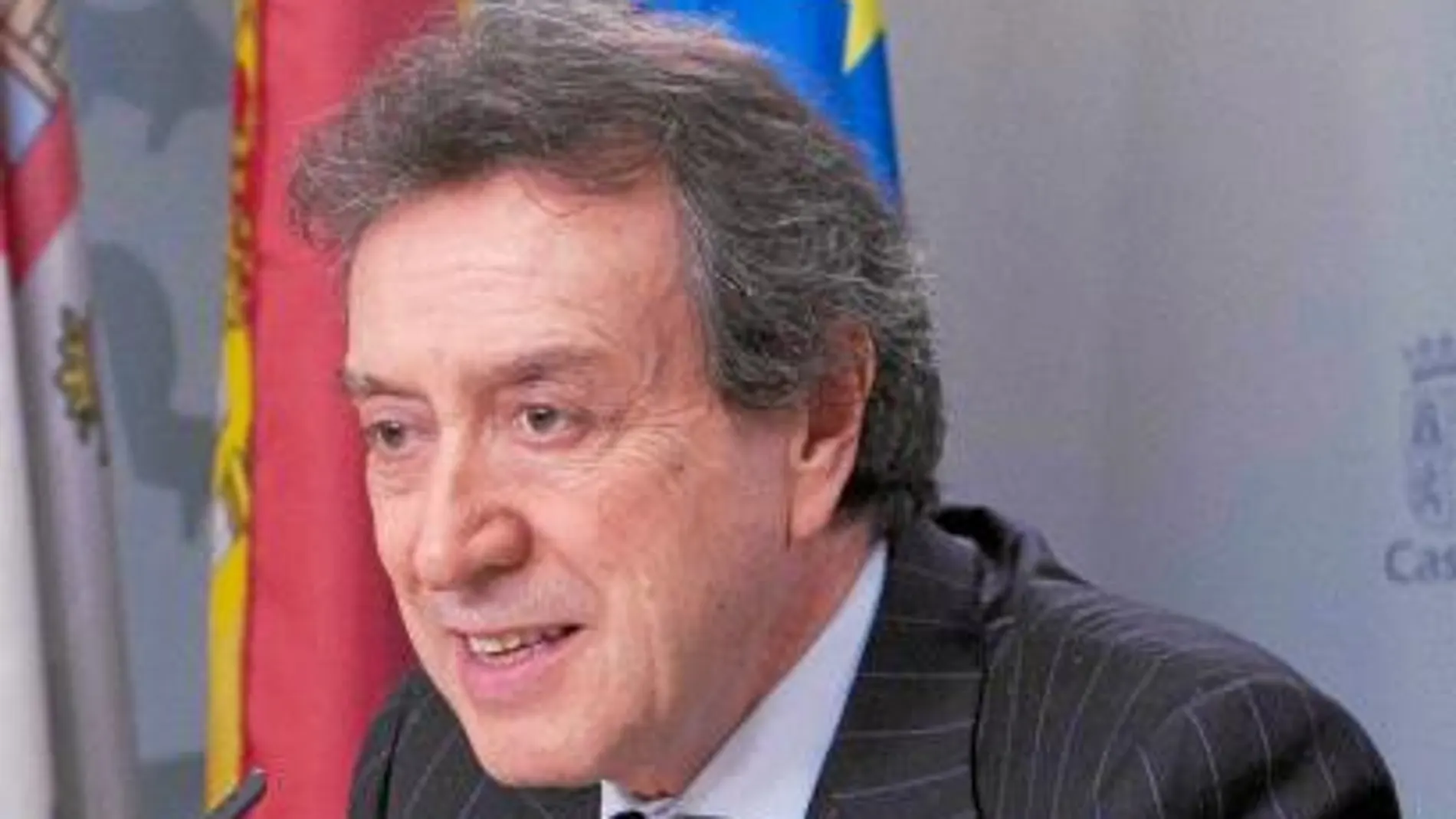 El portavoz de la Junta, José Antonio de Santiago-Juárez, informa de los acuerdos aprobados en el Consejo de Gobierno