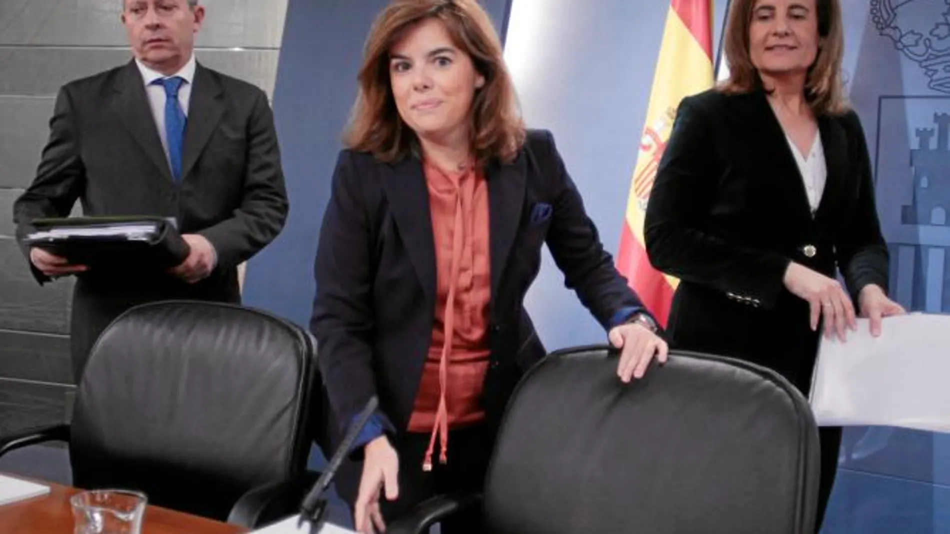 La vicepresidenta, ayer, con Wert y Báñez tras la rueda de prensa