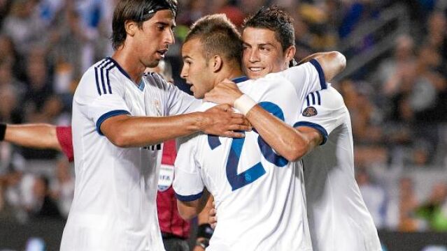 Khedira y Cristiano Ronaldo abrazan a Jesé tras marcar el gol