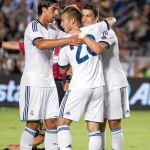 Khedira y Cristiano Ronaldo abrazan a Jesé tras marcar el gol