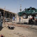 Policías inspeccionan la escena donde explotó ayer un carro bomba en Lashkar Gag, Afganistán