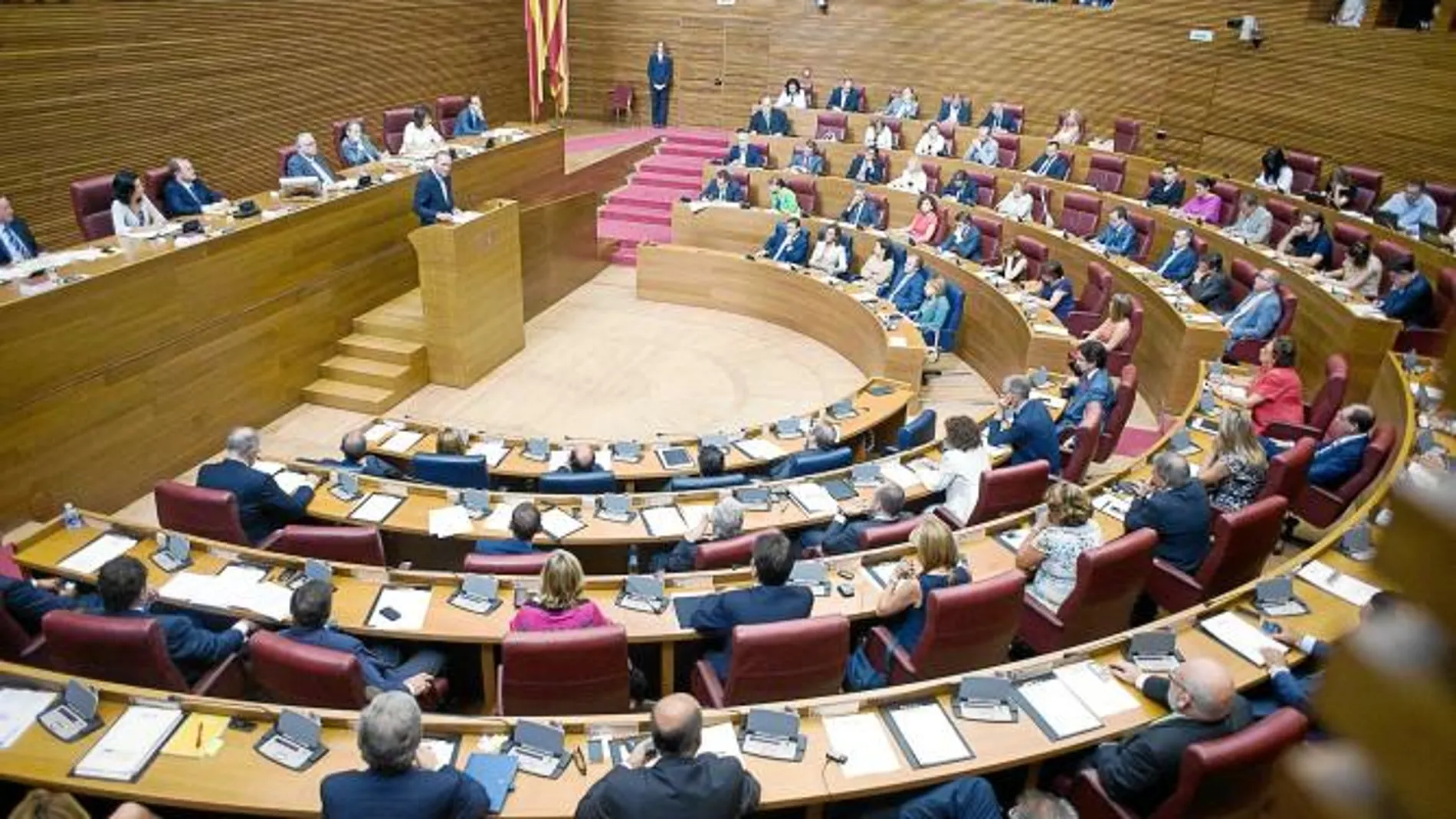 El Estatuto establece que Les Corts estén formadas por un mínimo de 99 diputados