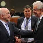 Almunia saluda al primer ministro italiano Mario Monti