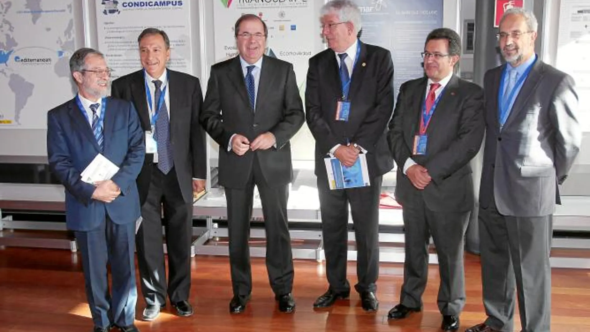 El presidente Herrera y el consejero de Educación, Juan José Mateos, posan junto a los rectores de las cuatro universidades públicas de la Región: Marcos Sacristán, Ángel Hermida, Alfonso Murillo y Danil Hernández