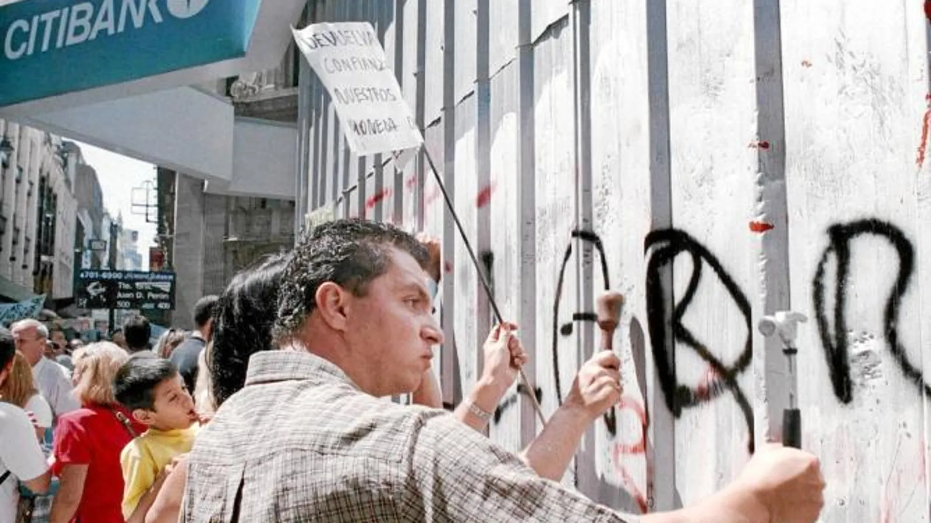 Un grupo de argentinos protesta ante un banco en diciembre de 2001