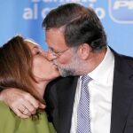 Mariano rajoy y su mujer, Elvira Fernández (Viri) protagonizaron ayer el beso del año al salir al balcón de Génova para celebrar los resultados