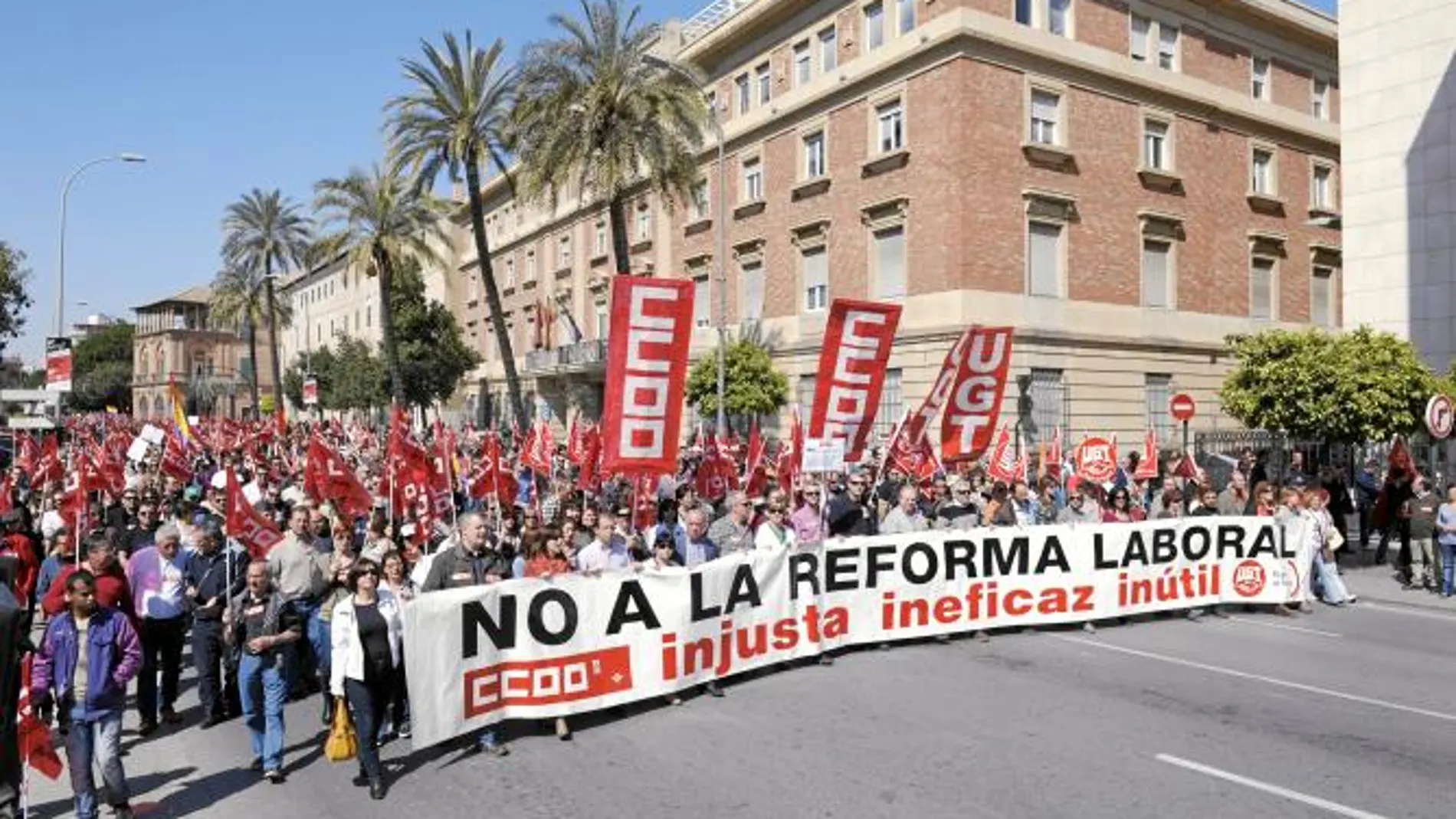 Los sindicatos incrementan sus protestas ante las medidas del PP