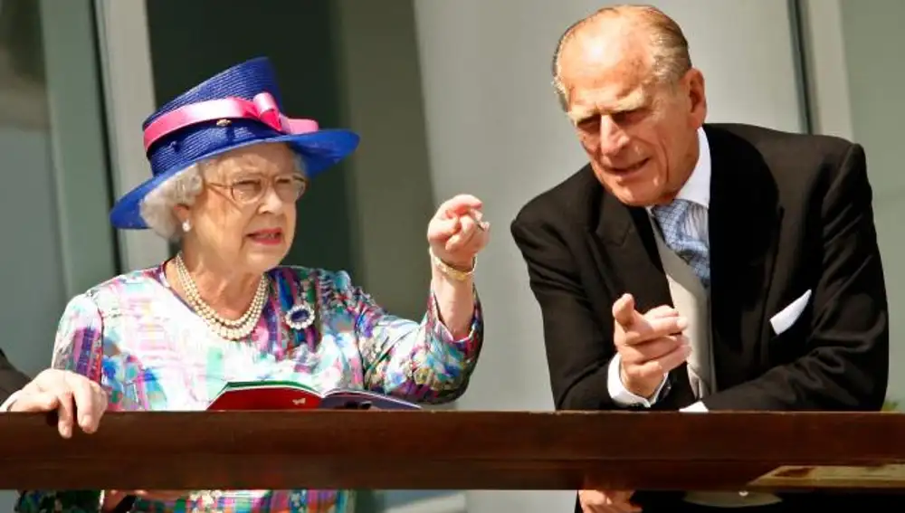 El duque de Edimburgo junto su esposa, la reina Isabel II