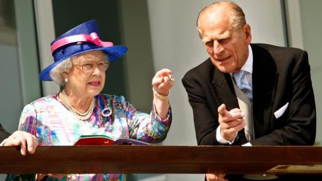 El duque de Edimburgo junto su esposa, la reina Isabel II