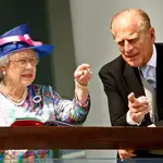 El duque de Edimburgo junto su esposa, la reina Isabel II