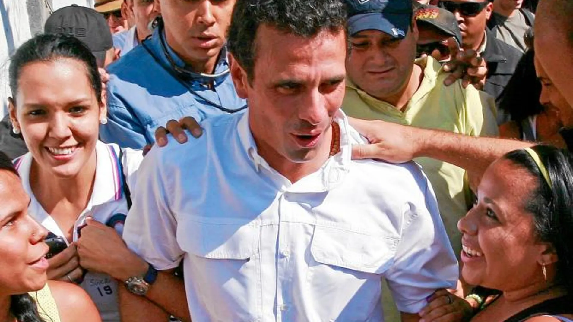 Los simpatizantes rodean al candidato opositor, Henrique Capriles, tras acudir a votar en la capital venezolana en una imagen de archivo