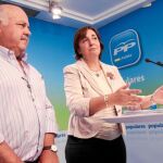 La vicesecretaria de Organización del PP-A, Ana Corredera, junto al coordinador de Sanidad, Jesús Aguirre