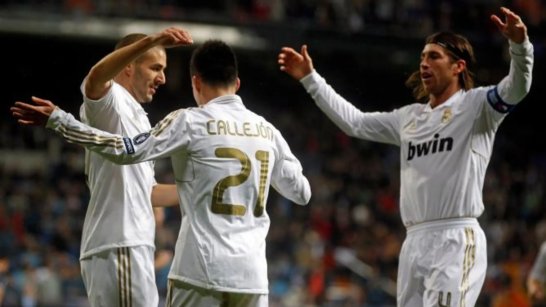 Los jugadores Jose Callejon, Karim Benzema y Sergio Ramos celebran un gol