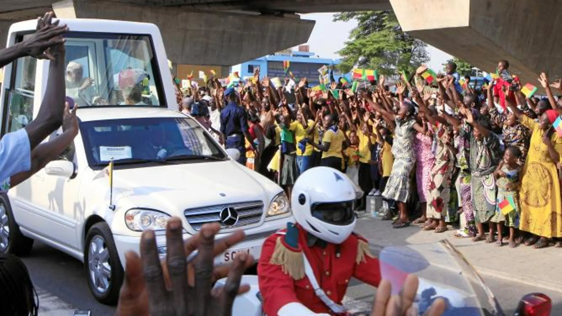 El Pontífice, aclamado por cientos de fieles a su llegada al país africano