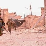 Fuerzas leales al presidente Asad en el destruido barrio de Karm al Gabal, en Alepo