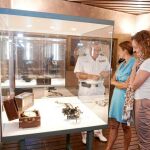 Jorge Madrid, Carolina Palazón y Agustina Martínez, durante su recorrido por la exposición