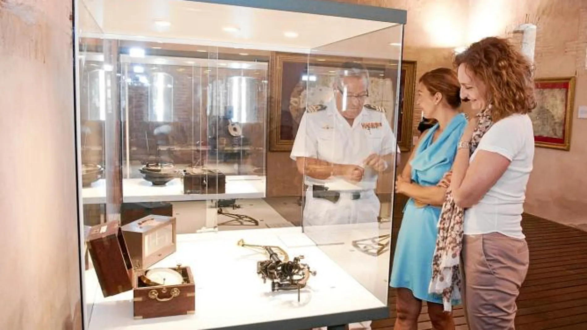 Jorge Madrid, Carolina Palazón y Agustina Martínez, durante su recorrido por la exposición