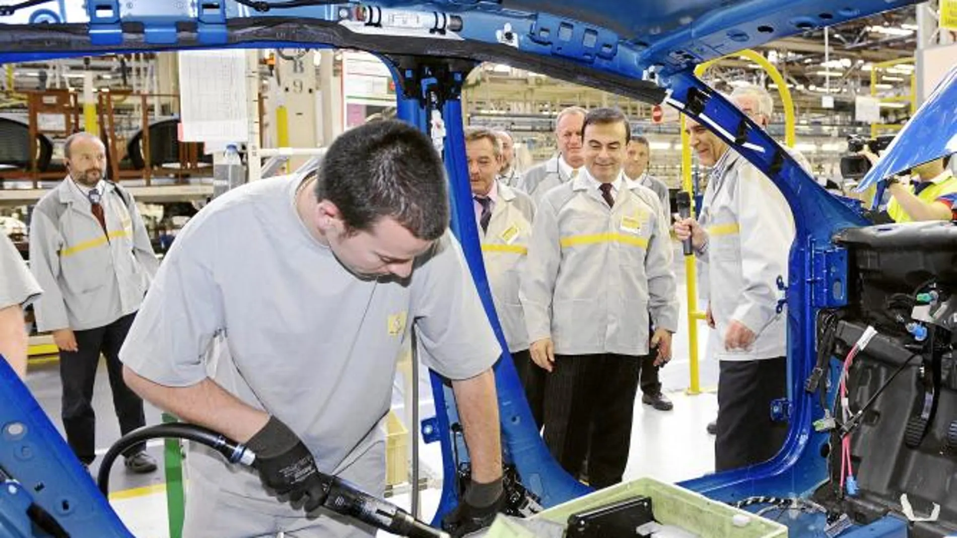 El presidente de Renault, Carlos Goshn, durante una visitaa Palencia