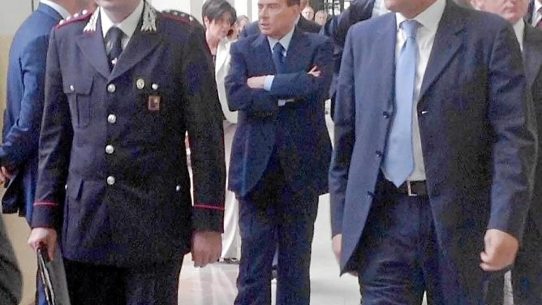 Berlusconi pasea ayer por el juzgado de Milán en un descanso de la vista
