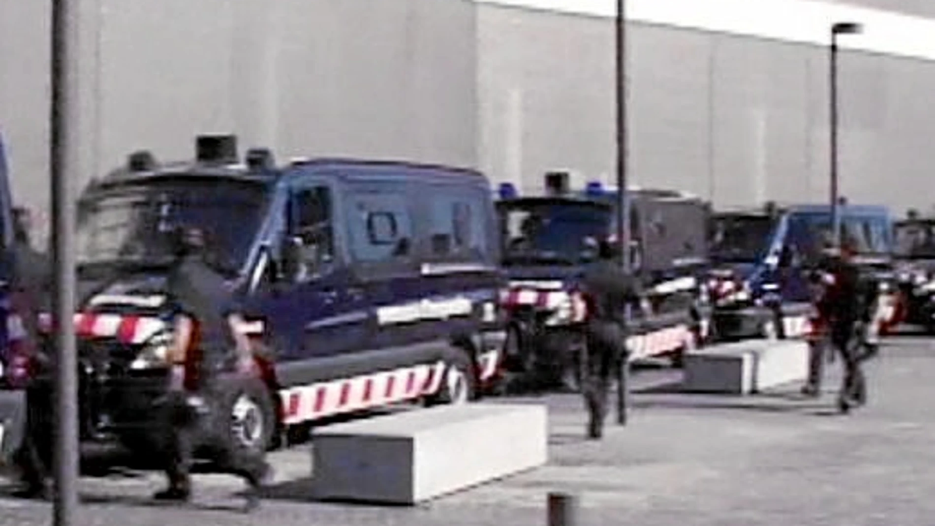 Varios furgones de la brigada antidisturbios se acercaron a los juzgados para detener a 6 indignados