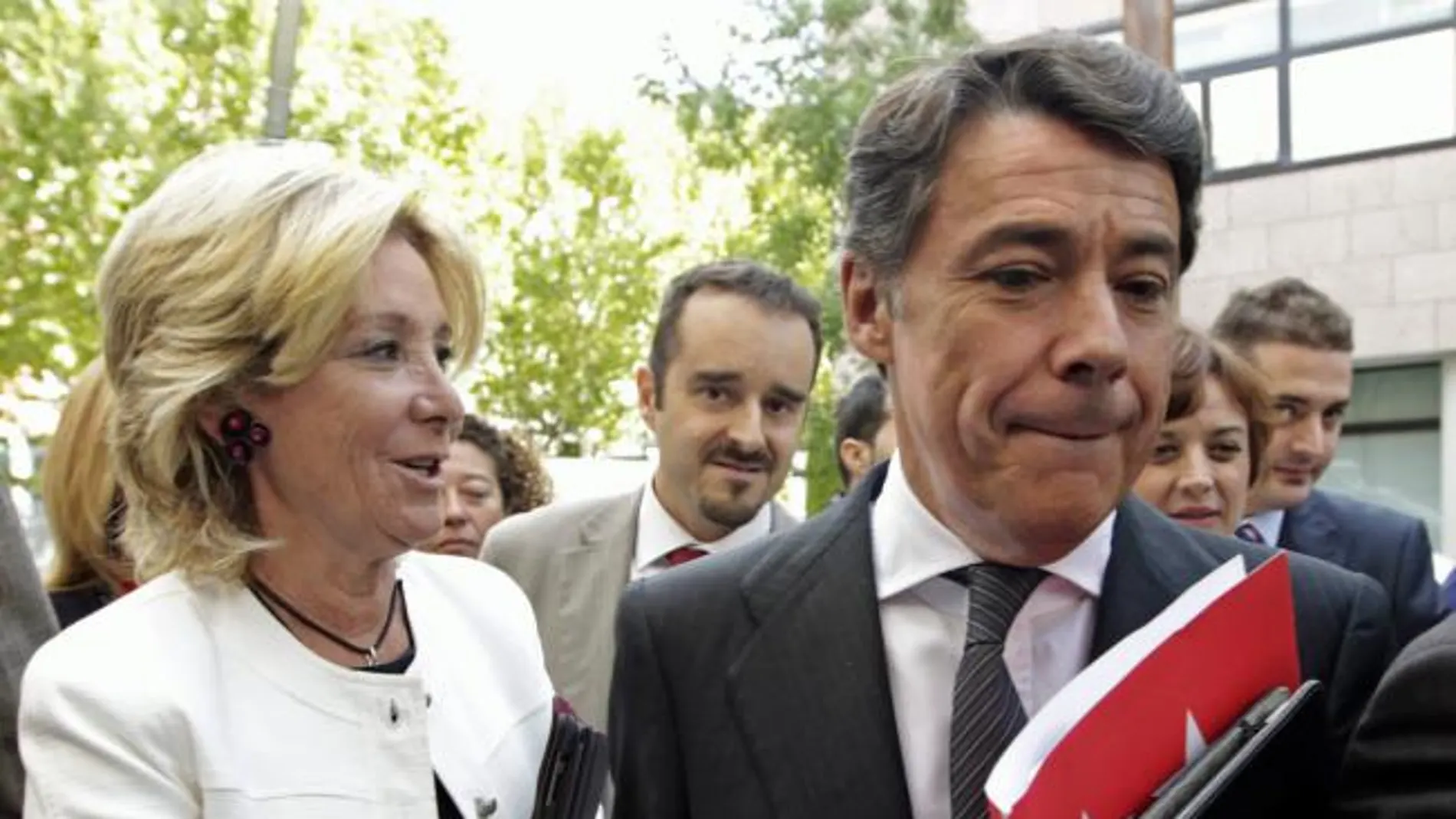 speranza Aguirre llega con Ignacio González a la Asamblea de Madrid