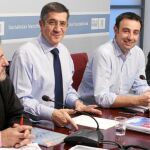 El lendakari Patxi López compareció ayer ante la Prensa, escoltado por su equipo, con el presidente del PSE a la cabeza