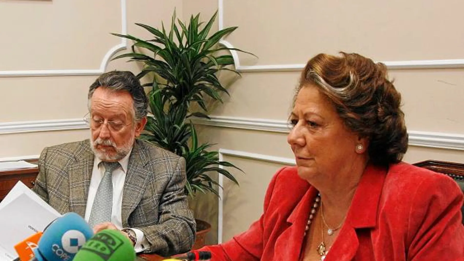 La alcaldesa y vicealcalde de Valencia, ayer en rueda de prensa