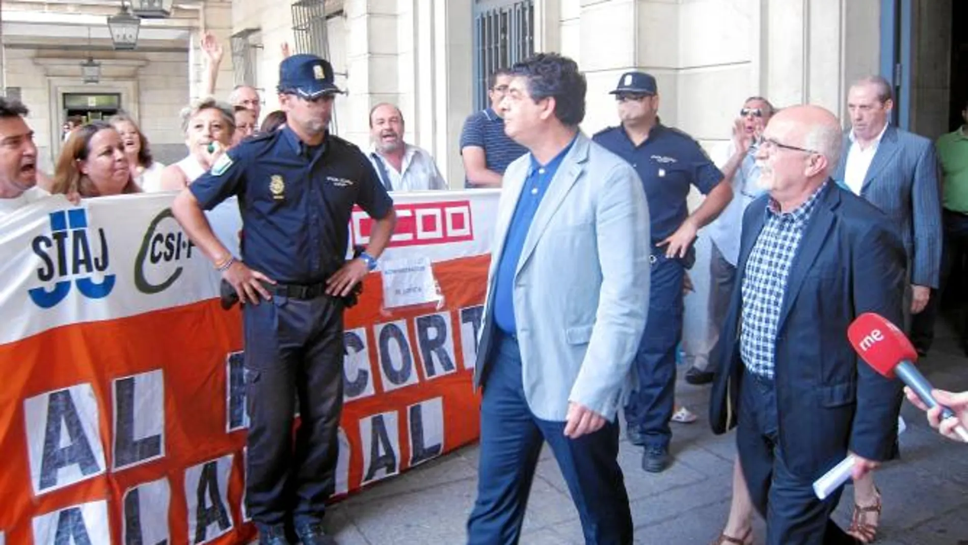Abucheo judicial a Valderas que copia al consejero Llera: quien recorta es el Gobierno
