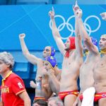 Los jugadores españoles celebran un gol frente a los griegos