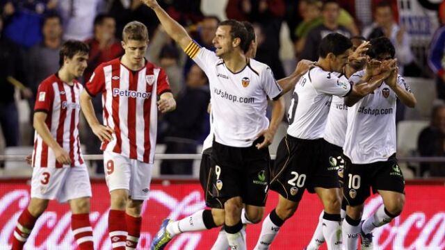 Los jugadores del Valencia CF celebran el primer gol de su equipo, materializado por el delantero Roberto Soldado (c), ante la decepción de los jugadores del Athletic de Bilbao (i)