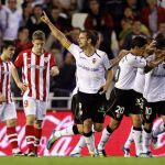 Los jugadores del Valencia CF celebran el primer gol de su equipo, materializado por el delantero Roberto Soldado (c), ante la decepción de los jugadores del Athletic de Bilbao (i)
