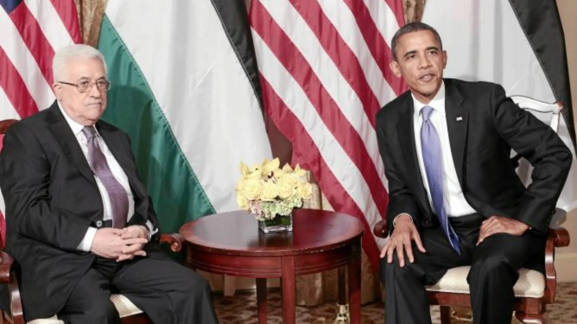 Mahmud Abás posa junto a Barack Obama, ayer, poco antes de comenzar su entrevista en la sede de la ONU en Nueva York