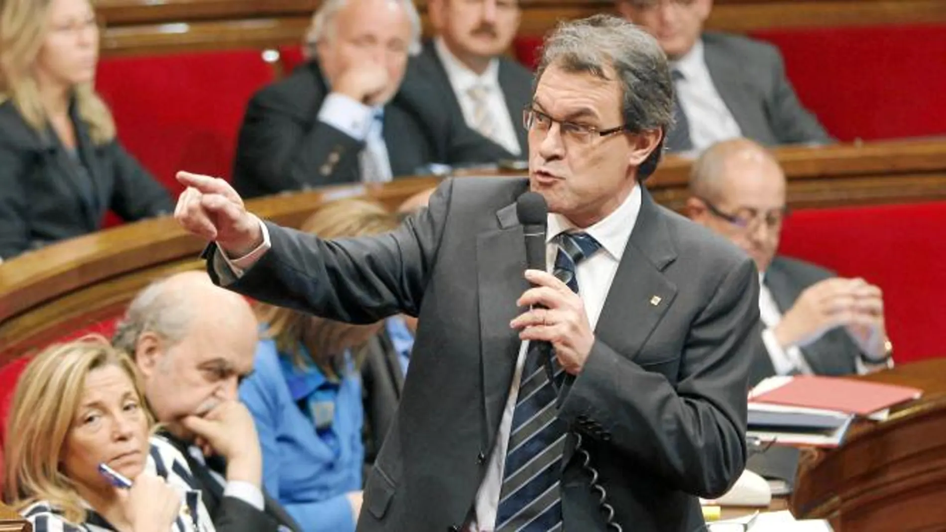 Mas eleva el tono «insumiso» y anuncia una Hacienda catalana