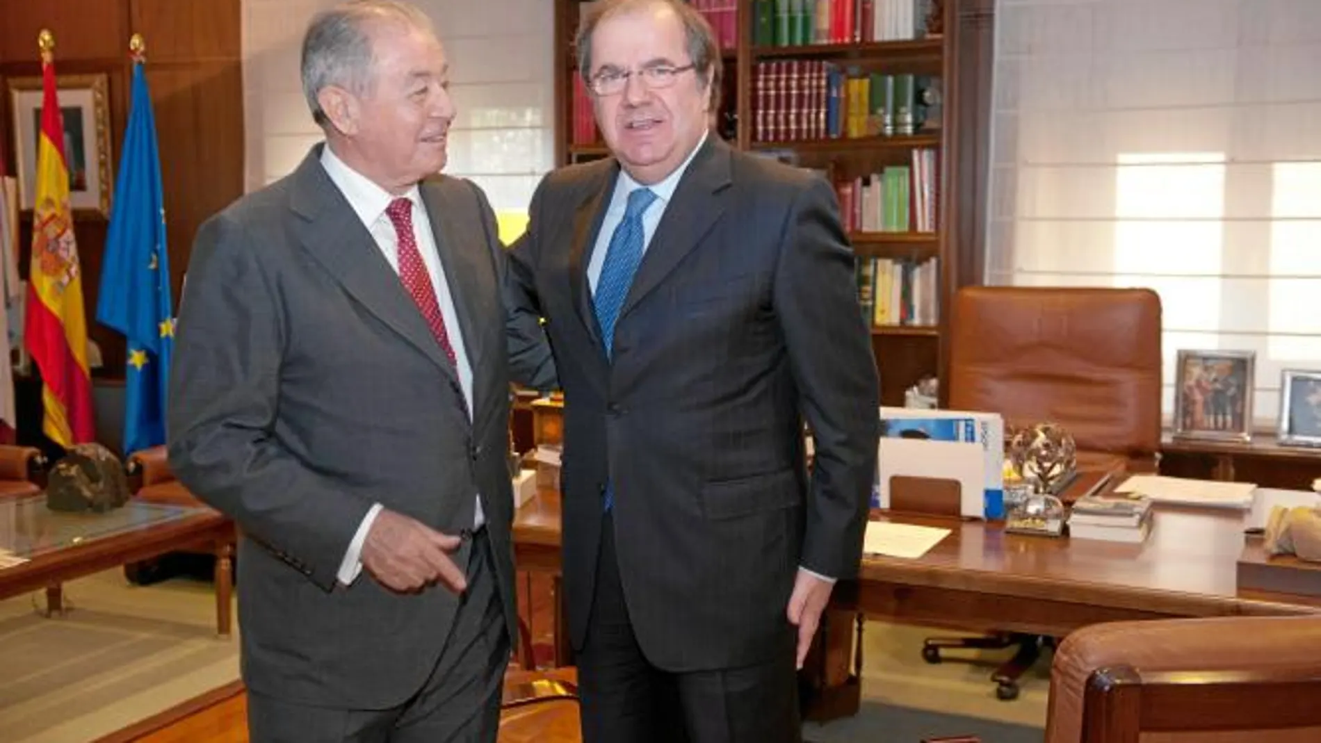 El presidente de Castilla y León, Juan Vicente Herrera, recibe al presidente de Gas Natural Fenosa, Salvador Gabarró