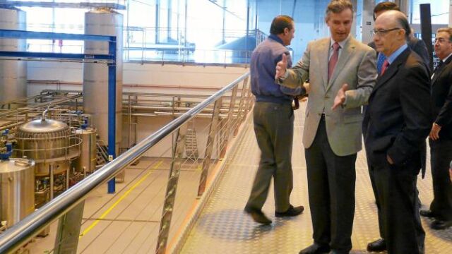 El cabeza de lista del PP al Congreso por Sevilla, Cristóbal Montoro, visitó ayer la fábrica de Heineken junto a varios dirigentes populares