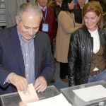 Esteban Parro, alcalde de Móstoles y número 23 en las listas al Congreso por el PP, votó ayer