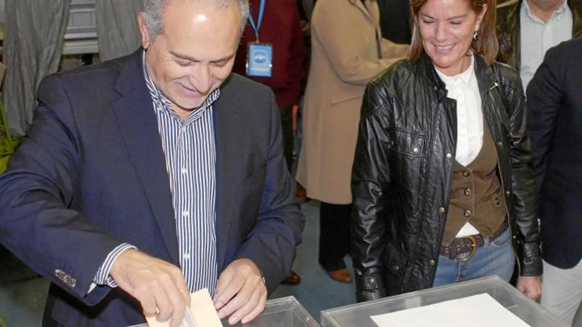 Esteban Parro, alcalde de Móstoles y número 23 en las listas al Congreso por el PP, votó ayer