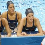 Anna Tarrés, seleccionadora española, da instrucciones al equipo de natación sincronizada que prepara su debut en los Juegos
