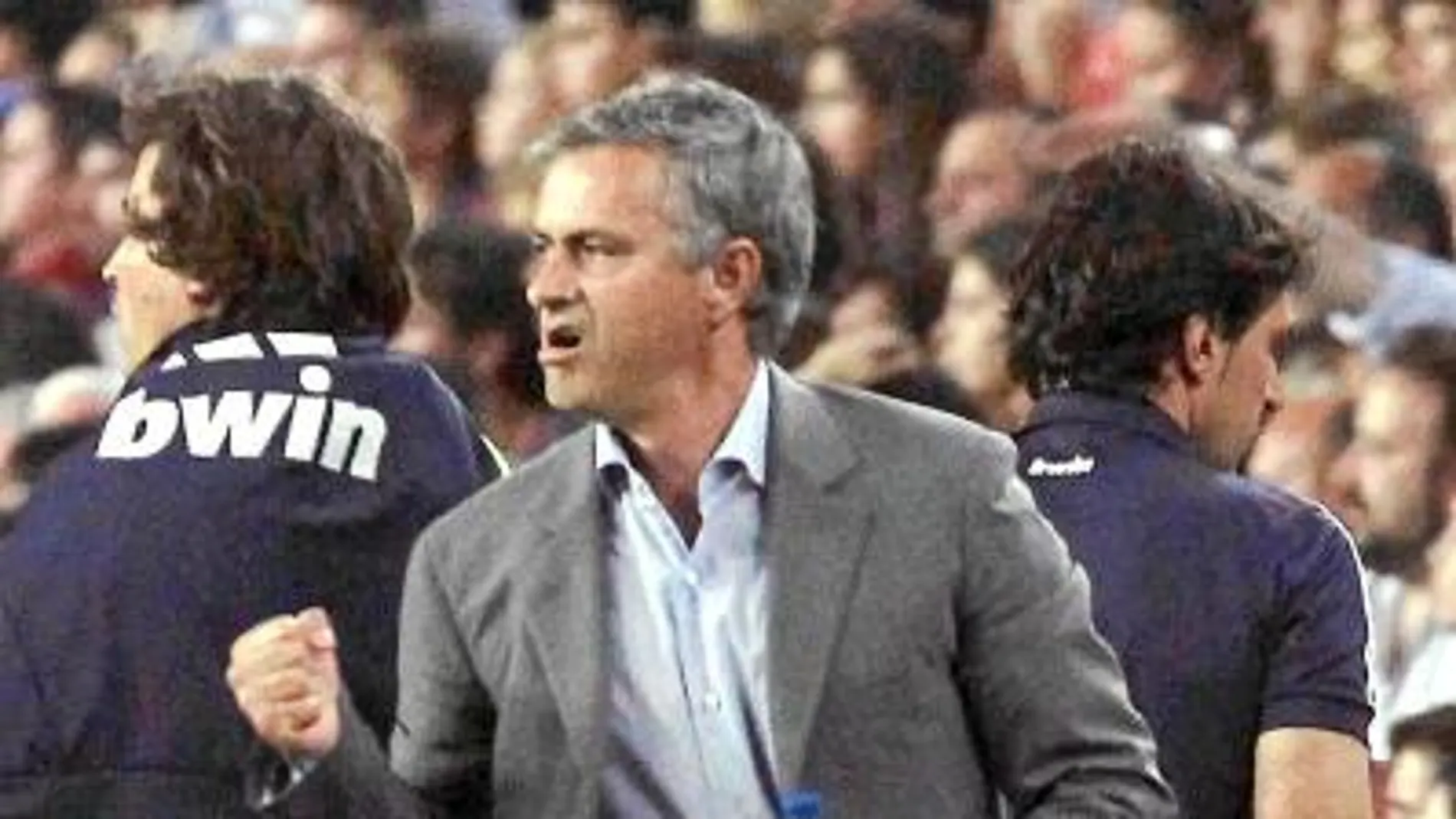 MOURINHO celebra uno de los goles de Cristiano en el Camp Nou