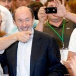Griñán sale de su congreso «tocado» y con un tercio del partido en contra